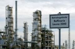 Vor der Total Raffinerie Mitteldeutschland GmbH in Leuna steht ein Schild mit der Aufschrift «Betriebsgelände Raffinerie Leuna 2000». (Foto: dpa)