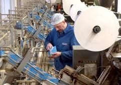 In der Teehaus GmbH im sächsischen Radebeul bei Dresden überwacht am Montag (02.02.2004) Maschinenführer Matthias Schoebel die Verpackungslinie. Das seit 1991 zur Teekanne GmbH in Düsseldorf gehörende Unternehmen produziert täglich bis zu 8 Millionen Teebeutel. Mehr als 100 verschiedene Sorten Schwarz-, Kräuter- und Früchtetees werden im Radebeuler Haus produziert. Mittlerweile werden 40 Prozent aller Teesorten im Beutel angeboten. (Foto: dpa)