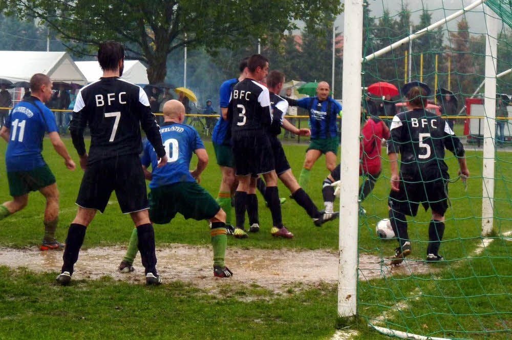 Matthias Stutz (Nr. 5) kann für seinen geschlagenen Torwart Dirk Meyer (verdeckt) den Ball von Mathias Hermann (3. von rechts) vor der Torlinie klären. Der SC Seeland gewinnt bei Dauerregen das Spitzenspiel mit 3:2 gegen den Bernburger FC.