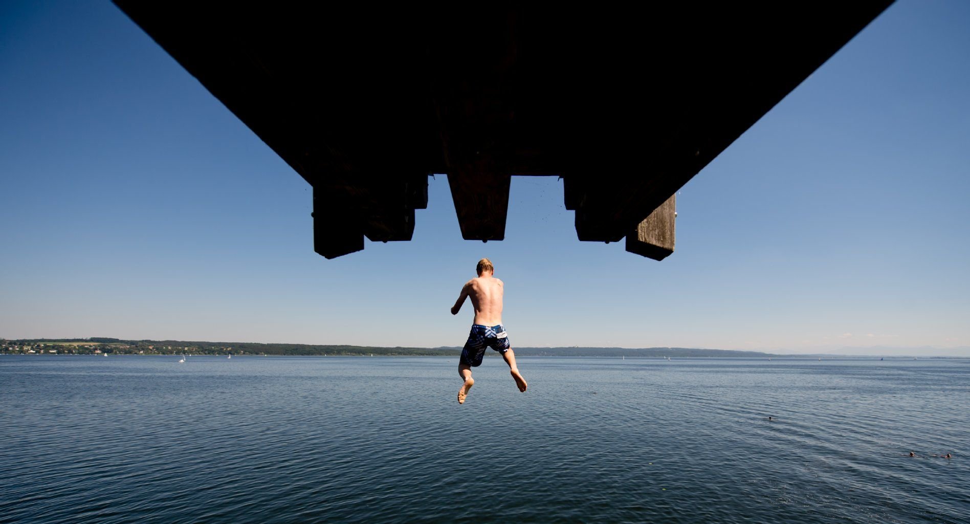 „Skyt“ da etwa jemand? Oder springt der Jugendliche einfach nur ins Wasser?