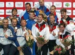 Men's Sable Team contestants stand on the podium after prize awarding ceremony 21 August 2002 at the World Fencing Championships at the Atlantico Pavillion in Lisbon. From L-R, Italian Team (Silver medal), German Team (Bronze medal) and at top Russian Team (gold medal). dpa