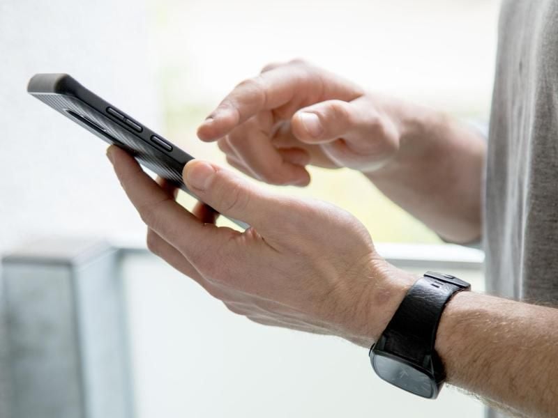 Wer mit dem Smartphone viel im Internet unterwegs, verbraucht dabei meist jede Menge Daten. 2019 knackten die Deutschen beim Datenvolumen die Grenze von einem Exabyte. Foto: Christin Klose/dpa-tmn/dpa