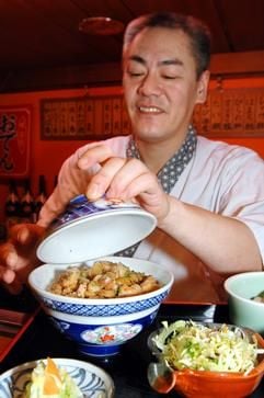 In kleinen Portionen angerichtet - Hideaki Morita vom japanischen Restaurant «Matsumi» in Hamburg serviert Hühnchenfleisch mit Beilagen. (Foto: dpa)