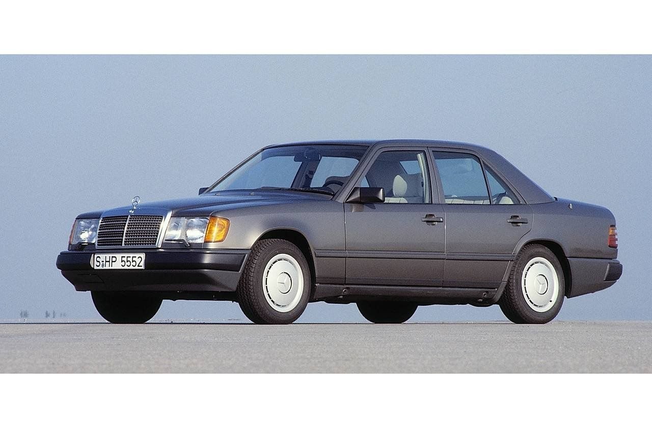 Die ersten Fahrzeuge der Mercedes-Baureihe W124, der späteren E-Klasse, stammen aus dem Jahr 1984.