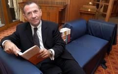 Peter Schaper, Chef des Bertelsmann-Buchclubs, sitzt am Dienstag (09.03.2004 ) in Gütersloh auf einem blauen Sofa und liest in einer der Neuerscheinungen, die auf der Leipziger Buchmesse vorgestellt werden sollen. Gemeinsam mit der Wochenzeitung «Die Zeit» und dem ZDF-Kulturmagazin «Aspekte» erwartet der Bertelsmann-Buchclub bei der Leipziger Buchmesse 60 Prominente auf dem «Blauen Sofa». Zum Gespräch über Literatur und Sachthemen werden unter anderem der langjährige Auslandskorrespondent Peter Scholl-Latour, der Soziologe Ralf Dahrendorf sowie der Musiker und Buchautor Helge Schneider erwartet. Die Messe läuft vom 25. bis 28. März. (Foto: dpa)