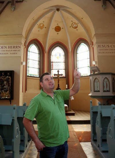 Jens Höhne vom Jessener Ingenieurbüro Eule im Kirchenschiff