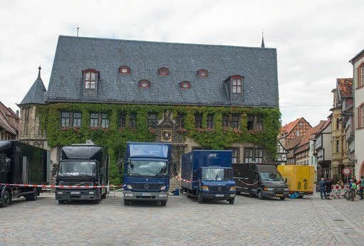 Ein Hund hat schon seinen Stammplatz gefunden – vor dem Laden von Messer-Benecke, neben dem Durchgang zum Schuhhof, in den Fleisch und Wurstwaren eingezogen sind.