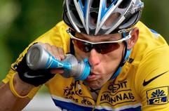 Der US-Amerikaner Lance Armstrong im Gelben Trikot des Führenden der Gesamtwertung löscht seinen Durst (Foto: dpa)