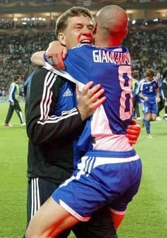 Der griechische Nationaltrainer Otto Rehhagel (l.) feiert mit Stylianos Giannakopoulos den Einzug ins Finale. (Foto: dpa)