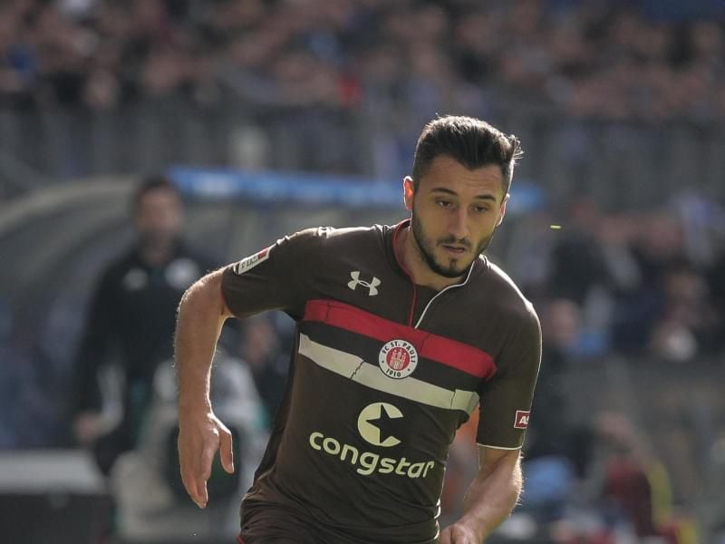 St. Paulis ehemaliger Spieler Cenk Sahin spielt den Ball. Foto: Christian Charisius/dpa