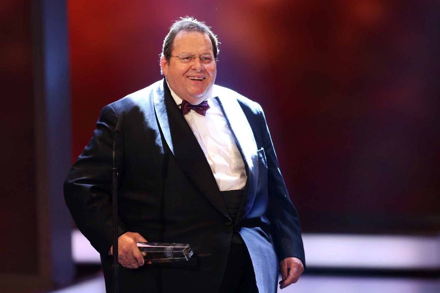 Schauspieler Ottfried Fischer freut sich bei der Verleihung des Deutschen Fernsehpreises im Coloneum in Köln (Nordrhein-Westfalen) über die Auszeichnung in der Kategorie "Ehrenpreis der Stifter".