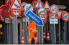 Ein blaues Ausfahrt-Schild trägt Streckenwart Harry Meyer auf dem Gelände der neuen Autobahnmeisterei Malchow an der Autobahn A 19 am Lager für Verkehrsschilder vorbei. (Foto: dpa)