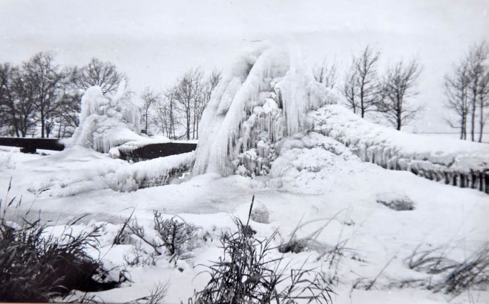 Das ist keine Eisskulptur, sondern ein geplatzter Schieber. Das Wasser gefriert sofort bei eisiger Kälte.