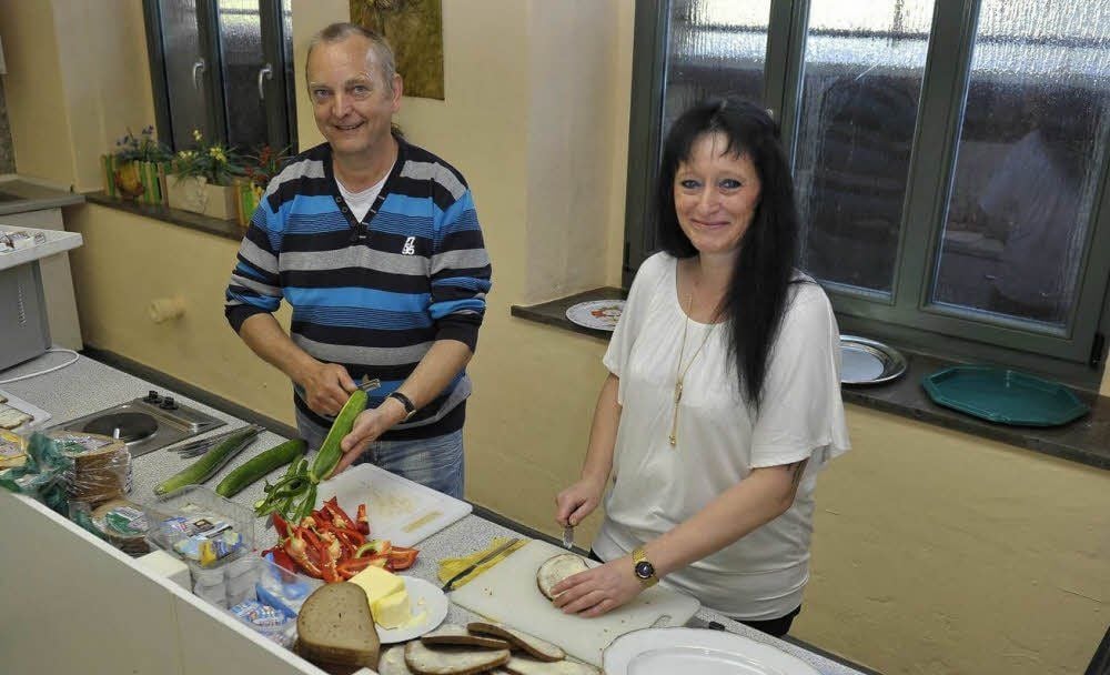 Daniela Wagner mit Schulassistent Henry Schulze in der Schulküche.