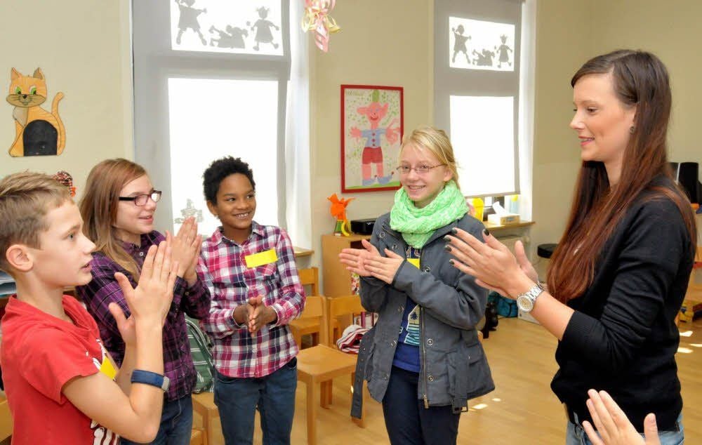 Spielerisch geht Erzieherin Victoria Hayne vom „Kids“- Verein das Thema Hygiene an.