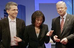 Der Grüne-Fraktionsvorsitzende Tarek Al-Wazir (v.l.), die Spitzenkandidatin der hessischen SPD, Andrea Ypsilanti und der hessische Ministerpräsident Roland Koch (CDU) stehen im Fernsehstudio des Hessischen Rundfunks (hr) in Frankfurt am Main am 24. Januar 2008 vor einer Fernsehdiskussion zusammen. (Foto: dpa)