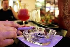 Ein Raucher hält in einer Bar seine Zigarette. (Foto: ddp)
