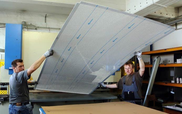 Thomas Meier und Torsten Hirche versehen eine der Platten mit Kanten.