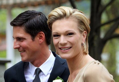 Die Skirennfahrerin Maria Höfl-Riesch und ihr Ehemann Marcus Höfl nach der standesamtlichen Trauung in Garmisch-Partenkirchen (Oberbayern). (FOTO: DPA)