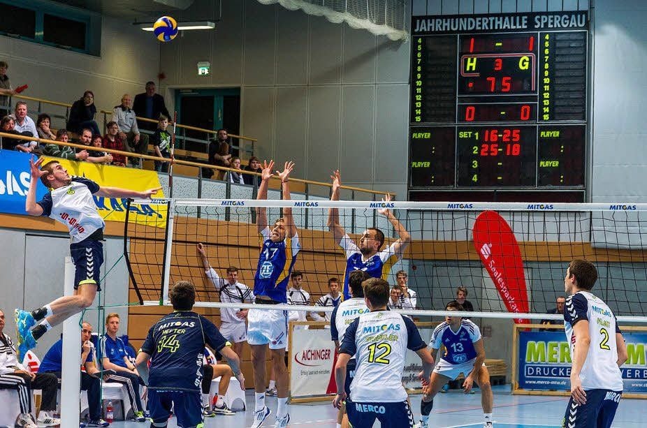 Stellvertretend für das gesamte Team, gab CVM-Spieler Tomas Halanda (l.) in dieser Szene alles, um Friedrichshafen unter Druck zu setzen.