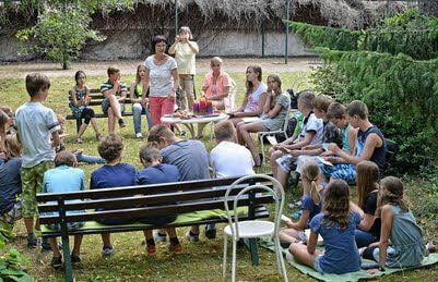 Die Klasse 5e des Philanthropinums knackte im Lesegarten das Rätsel und fand den Lesestoff für den am Montag gestarteten XXL-Lesesommer.