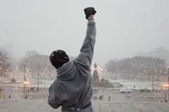 Der Ex-Boxer Rocky (Sylvester Stallone) reckt in dem neuen Kinofilm «Rocky Balboa» die Faust in den Himmel. (Foto: dpa)