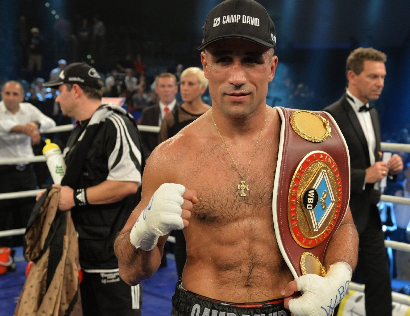 Arthur Abraham (Deutschland) freut sich am 26.10.2013 in Oldenburg über seinen Sieg gegen de Carolis (Italien).