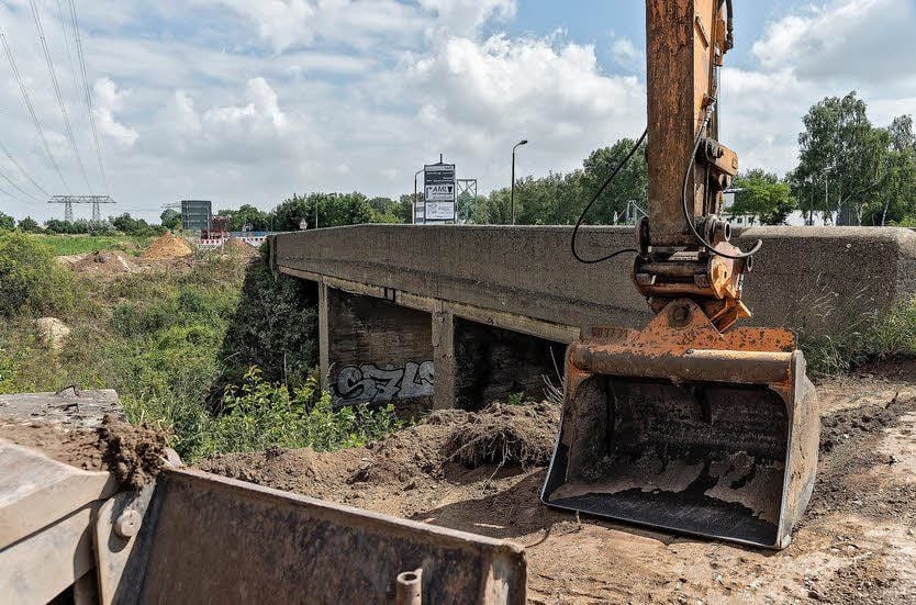 Die marode Brücke bei Döllnitz wird abgerissen und neu gebaut.
