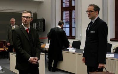 Anwälte der Angeklagten im Gerichtssaal. Da drei der fünf Beschuldigten fehlten, konnte nicht verhandelt werden.