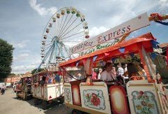 Der Erntefest-Express rollt über das 150. Erntefest in Bad Sooden-Allendorf (Werra-Meißner-Kreis). (Foto: dpa)