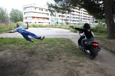 Ein Beifahrer auf einem Motorroller schießt mit eine Pistole am helllichten Tag auf einen Mann in «Gomorrha - Reise in das Reich der Camorra». Der Film erzählt über die Schicksale von fünf Menschen aus dem Großraum Neapel und Caserta und zeigt, was es heißt, im Land der Mafia zu leben. (Foto: dpa)