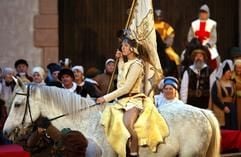 Die Darstellerin der Jungfrau von Orleans, Carolin Müller, spielt am Mittwoch (08.06.2005) auf der Freilichtbühne Altusried bei der Generalprobe des Stückes «Die Jungfrau von Orleans». (Foto: dpa)