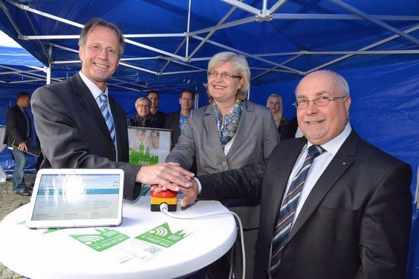 Joachim Hantusch, DWG-Geschäftsführerin Anja Passlack und Thomas Zänger drücken den Startknopf für den kostenlosen Internetzugang.