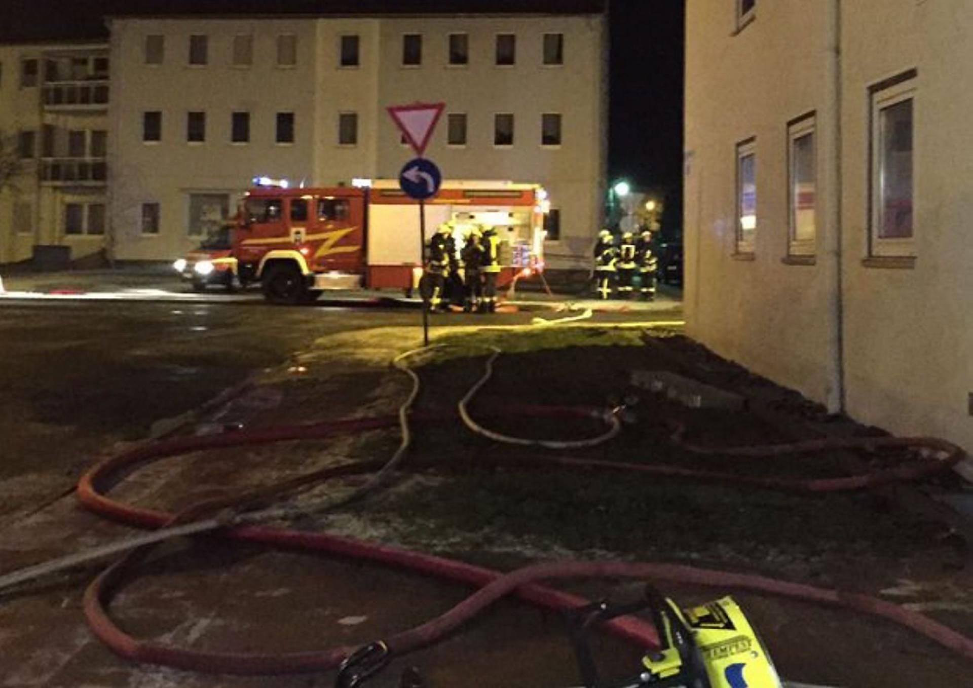 Ein Mann und sein Hund starben in der Nacht zu Montag bei einem Feuer in einem Mehrfamilienhaus in der Kurt-Tucholsky-Straße in Thale.