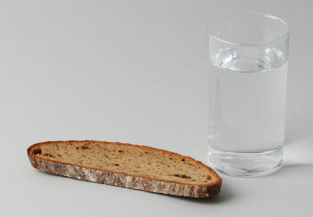 Wasser und Brot stehen für eine asketische Ernährung.