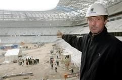Löwen-Trainer Rudi Bommer hat bereits die Allianz Arena in München inspiziert. (Foto: dpa)