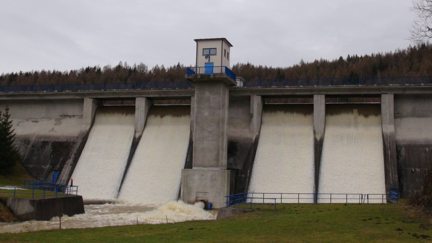 Nach Schneeschmelze und Regen läuft die Talsperre Wippra im Landkreis Mansfeld-Südharz über. Wie die Behörden mitteilten, gilt Alarmstufe1.