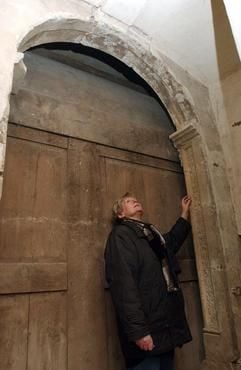 Die Mitarbeiterin der Domgemeinde zu Halle (Saale), Gisela Hintzsche, zeigt am Mittwoch (12.11.2003) ein Relief an einem rund 500 Jahre alten Renaissanceportal im Dom zu Halle (Saale). (Foto: dpa)