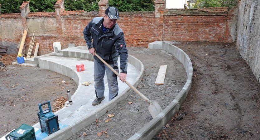 Das Amphitheater, hier Axel Seelig, soll in dieser Woche fertig werden.