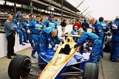 Methanol-betriebene PS-Protze - die beim Indy 500 startenden Boliden haben mehr als 675 Pferdestärken unter der Haube und schlucken pro Kilometer etwa 1,2 Liter Kraftstoff. (Foto: dpa)