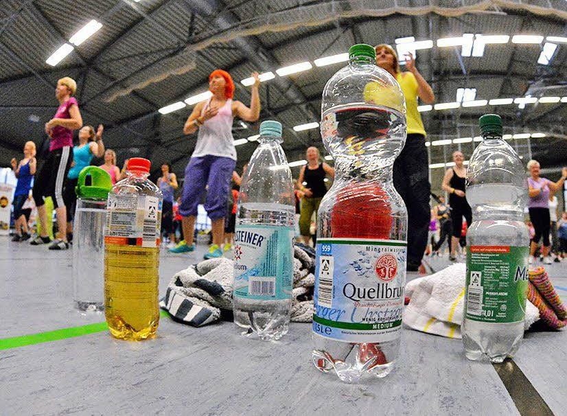 Wer beim Training schwitzt, der muss viel Trinken.