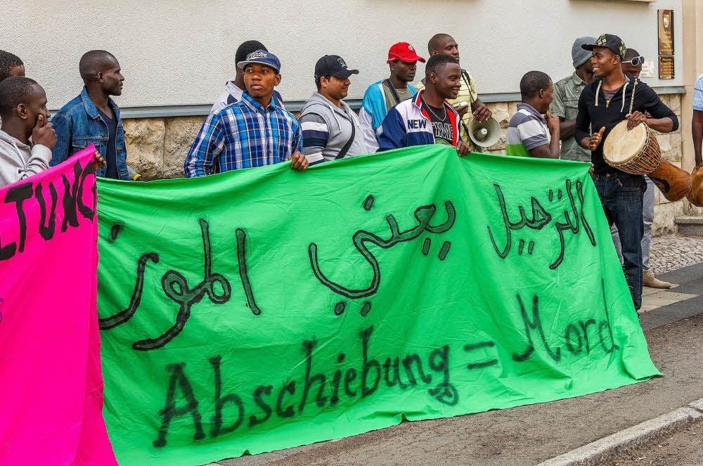 „Abschiebung = Mord“ und ähnliche Aussagen standen auf Transparenten der Demonstranten.