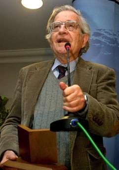 Noam Chomsky, Linguistik-Professor am Massachusetts Institute of Technology, hält auf der Buchmesse in Istanbul eine Ansprache, nachdem er von türkischen Verlegern mit dem Friedenspreis 2002 ausgezeichnet worden ist (Archivfoto vom 15.12.2002). Die graue Eminenz der amerikanischen Linken präsentiert zu seinem 75. Geburtstag am 07.12.2003 eine neue, flammende Anklage gegen den US-Imperialismus und die Macht der Konzerne. In seinem jüngsten Buch "Hybris", das in diesen Tagen in die deutschen Buchläden kommt, prangert der erbitterte Gegner des Irak-Kriegs mit gewohnter Schärfe die hegemonialen Ansprüche der einzig verblieben Supermacht an. (Foto: dpa)