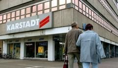 Passanten gehen am Karstadt-Kaufhaus in Halle/Saale am Dienstag (28.09.2004) vorüber. Das Warenhaus mit 220 Beschäftigten soll nach Angaben der Gewerkschaft ver.di verkauft werden. Von Karstadt war zunächst keine Stellungnahme über einzelne Schließungen zu bekommen. Mit massiven Verkäufen von Warenhäusern und Tochterunternehmen sowie einer grundlegenden Konzentration auf das Kerngeschäft will die angeschlagene KarstadtQuelle AG wieder aus den roten Zahlen kommen. (Foto: dpa)
