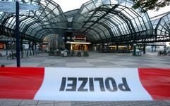 Menschenleer ist nach einer Bombendrohung am Samstag (19.08.2006) der Vorplatz am Hamburger Hauptbahnhof. Nach einem anonymen Anruf wurde das gesamte Gebäude von der Polizei abgesperrt, die Menschen evakuiert. (Foto: dpa)