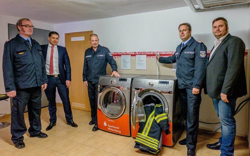 Thomas Arndt (2. v. li.) übergab die Geräte an die Feuerwehr.