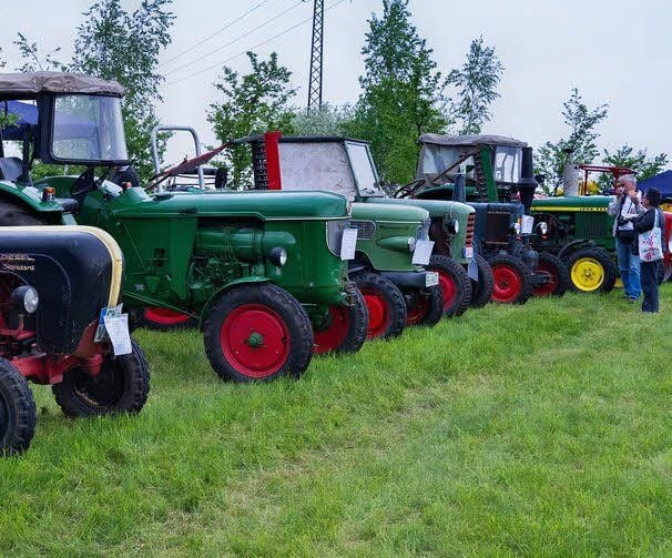In Reih und Glied waren die Schlepper auf dem alten Sportplatz Delitz am Berge aufgestellt.
