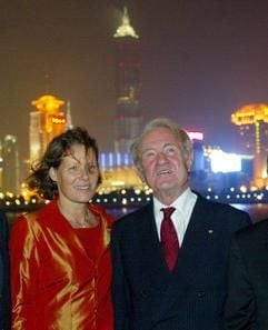 Lachend und Hand in Hand stehen Bundespräsident Johannes Rau und seine Frau Christina am 14. September 2003 an der Prachtmeile von Schanghai, dem Bund, vor der Skyline der Stadt. Das Präsidentenehepaar hielt sich zu einem achttägigen Besuch in China auf. (Archivfoto: dpa)