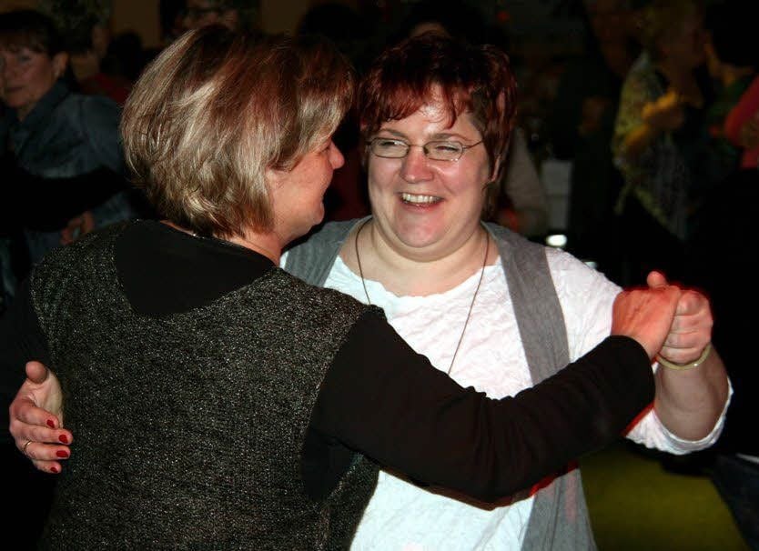 „Himbeereis zum Früühüühstück“ singen und tanzen Daniela Höcke (r.) und Katrin Heisig - und ringsherum machen es alle anderen ebenso.