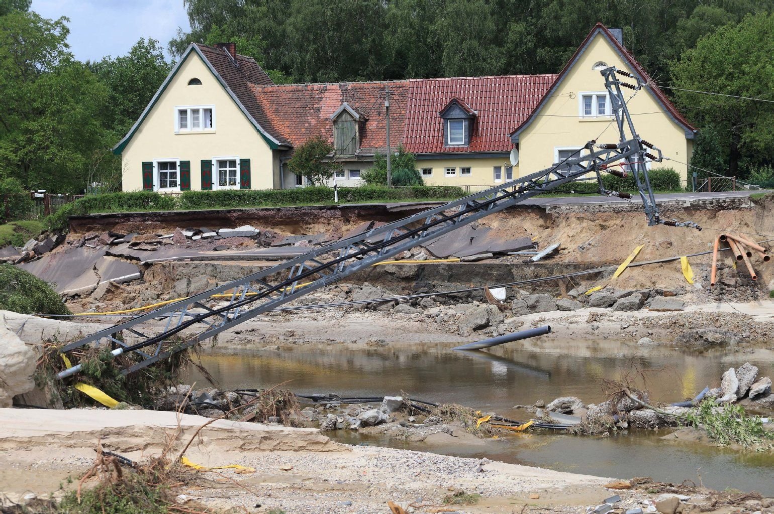 Durch das Hochwasser zerstörte Straße an der Schleuse in Niegripp zwischen Elbe und Elbe-Havel-Kanal am 13. Juni 2013.